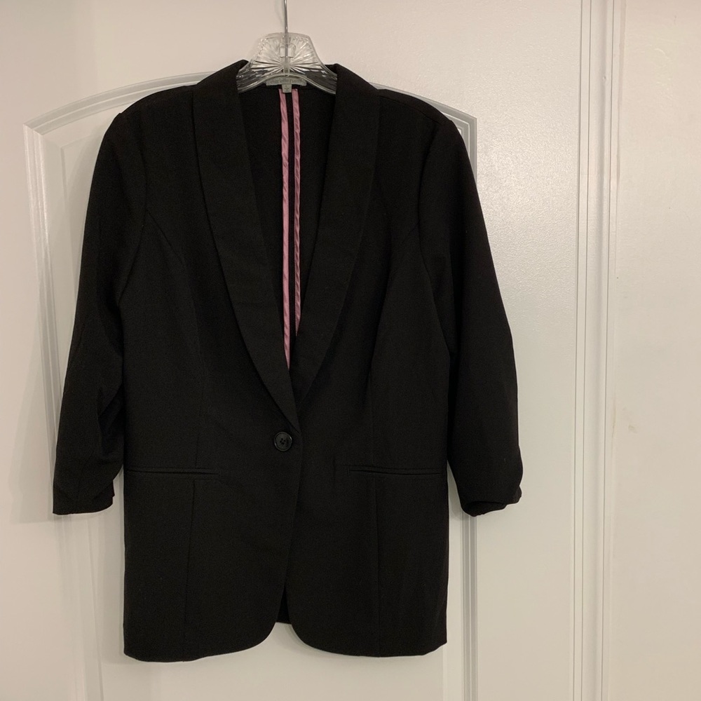 Black blazer with 3/4 length sleeves
